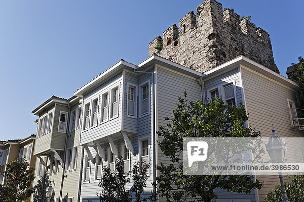 Schön restaurierte osmanische Holzhäuser  Sogukcesme Sokagi  Sultanhamet  Istanbul  Türkei