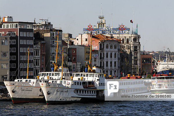 Alte Fährschiffe  Anlegestelle Karaköy  Bosporus-Ufer  Istanbul  Türkei