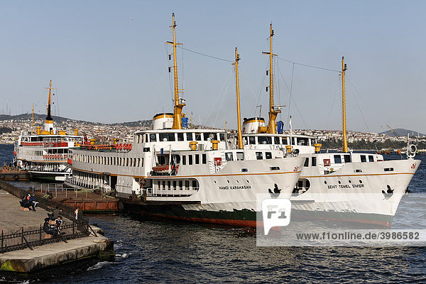 Alte Fährschiffe liegen am Kai von Karaköy  Bosporus-Ufer  Istanbul  Türkei