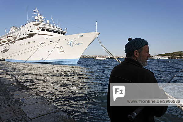 Mittelmeer-Kreuzfahrtschiff The Calypso ankert am Kai von Karaköy  Bosporus-Ufer  Istanbul  Türkei