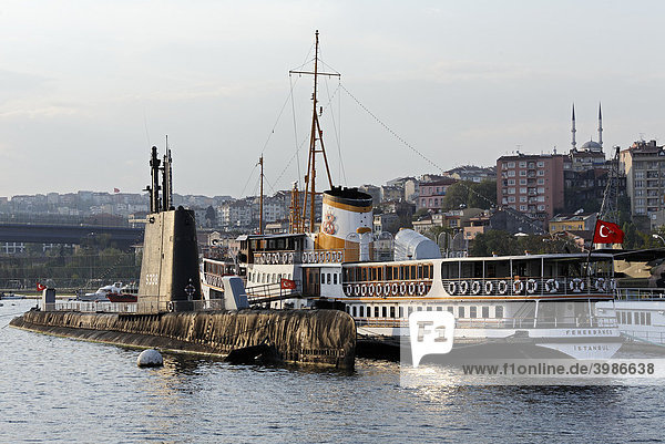 Stillgelegtes U-Boot und historisches Fährschiff ankern vor dem Technikmuseum Rahmi-Koc  Hasköy  Goldenes Horn  Istanbul  Türkei