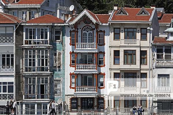 Reihe von osmanischen Holzhäusern aus dem 19. Jh.  Vorort Bebek  Bosporus  Istanbul  Türkei Holzhäuser