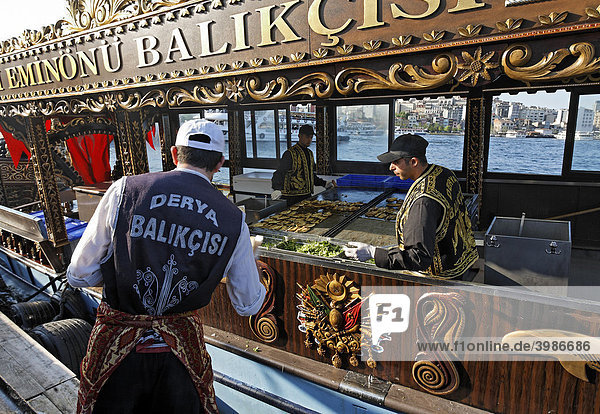 Fischbrötchenstand auf einem historisch dekorierten Boot  Goldenes Horn  Eminönü  Istanbul  Türkei