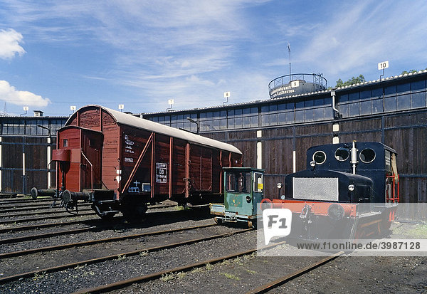 Historische Schienenfahrzeuge vor dem Ringlokschuppen  Eisenbahnmuseum  Bochum-Dahlhausen  Ruhrgebiet  Nordrhein-Westfalen  Deutschland  Europa