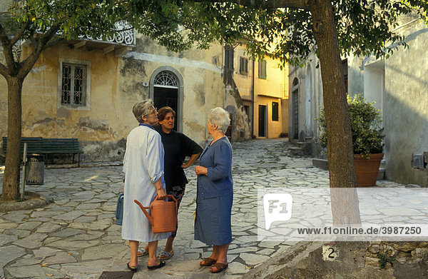 Drei Frauen treffen sich auf dem Dorfplatz  Poggio  Insel Elba  Toskana  Italien