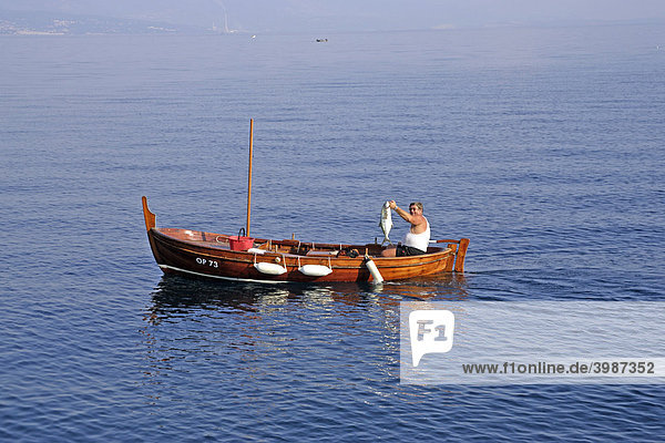 Fischer zeigt seinen Fang  Opatija  Istrien  Kroatien