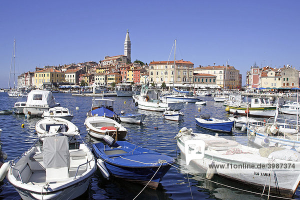 Blick über den Hafen auf die Altstadt  Rovinj  Istrien  Kroatien
