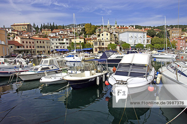 Hafen mit Booten  Volosko  Opatija  Istrien  Kroatien