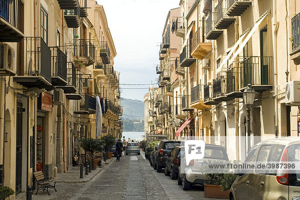 Typische Architektur in einer Straße  Stadt Cefalu  Provinz Palermo  Sizilien  Italien