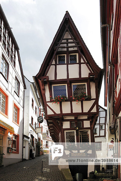 Das schiefe Weinhaus  Fachwerkhaus  in Bernkastel-Kues an der Mosel  Rheinland-Pfalz  Deutschland  Europa