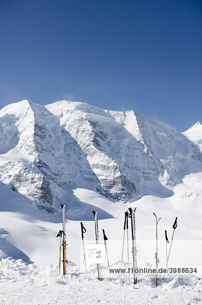 Skier  Skistöcke  St. Moritz  Graubünden  Schweiz  Europa