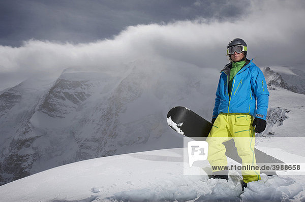 Snowboarder  Bergpanorama  St. Moritz  Graubünden  Schweiz  Europa