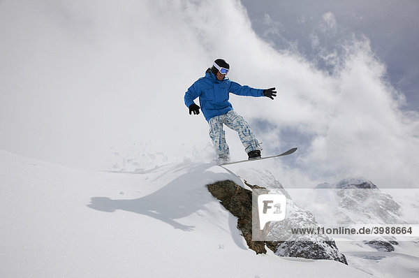 Snowboarder  Sprung  St. Moritz  Graubünden  Schweiz  Europa