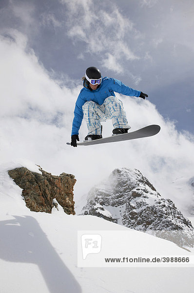 Snowboarder  Sprung  St. Moritz  Graubünden  Schweiz  Europa