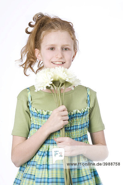 Rothaariges Mädchen mit weißen Gerbera Blumen