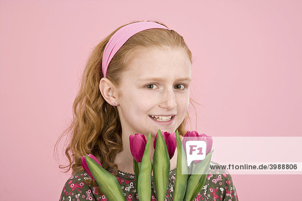 Rothaariges Mädchen mit Tulpen