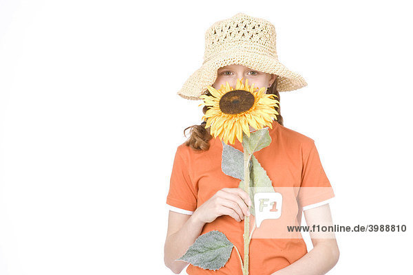 Rothaariges Mädchen mit Zöpfen  Strohhut und Sonnenblume