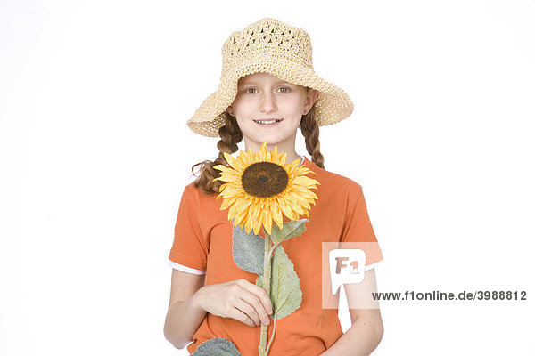 Rothaariges Mädchen mit Zöpfen  Strohhut und Sonnenblume