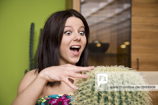 Junge Frau mit Kaktus