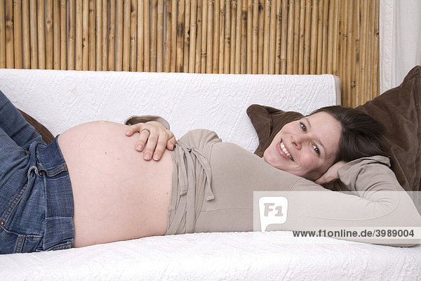 Schwangere Frau auf Sofa
