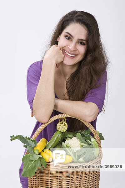 Strahlendes Mädchen mit Gemüsekorb