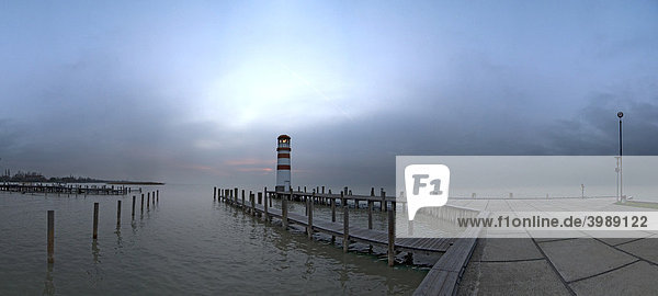 Abendstimmung an der Mole beim Leuchtturm in Podersdorf am See  Neusiedler See  Neusiedlersee  Burgenland  Österreich  Europa