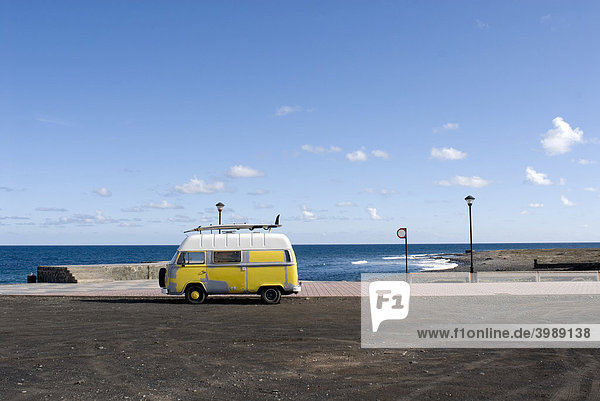 Campingbus mit Surfbrett in Pozo Izquierdo  Santa Lucia  Gran Canaria  Spanien  Europa