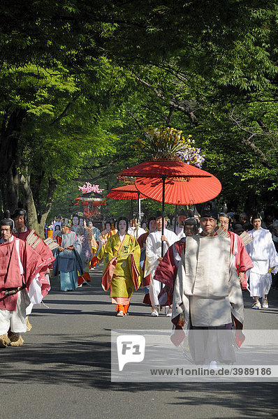 Aoi Festival  Umzug vom Shimogamo Schrein zum Kamigamo Schrein  Sonnenschirmträger mit Hofdame der Saio dai in traditionellen Kostümen aus der Heian Periode  Kyoto  Japan  Asien