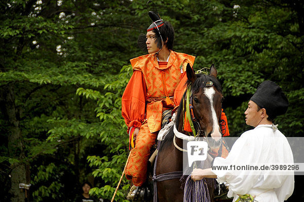 Reiter in der historischen Kleidung der Heian Periode mit Stallknecht  Reiterfest im shintoistischen Kamigamo Schrein  Kyoto  Japan