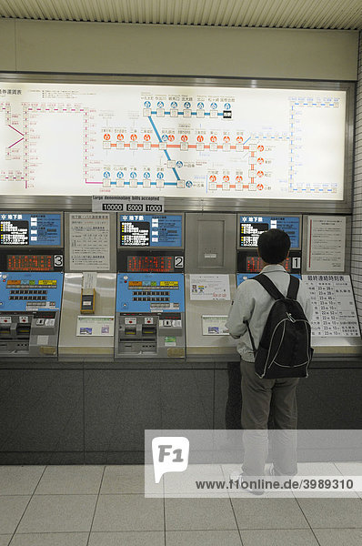 Fahrkartenautomaten mit beleuchteter Informationstafel der Tarife auch in lateinischer Schrift  U-Bahnstation  Kyoto  Japan  Asien