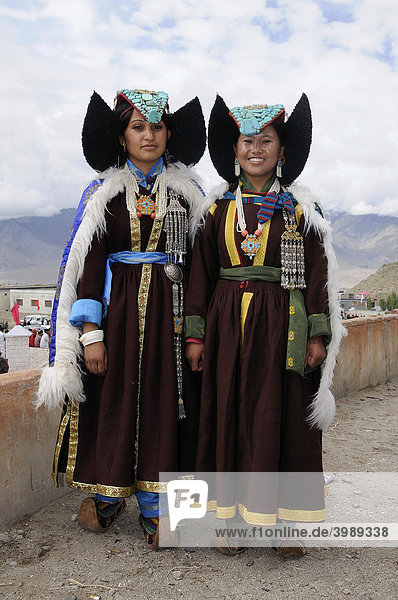 Ladakhi women wearing traditional costumes with Perak headdresses with turquoise  Leh  Ladakh  North India  Himalayas  Asia