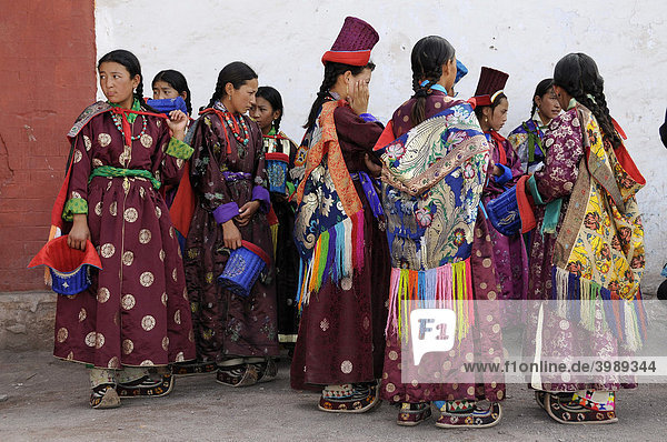 Ladakhi women wearing traditional costumes with velvet headdresses  Leh  Ladakh  North India  Himalayas  Asia