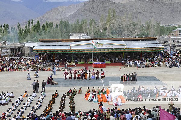Poloplatz in Leh  traditionelle Tänze der Ladakhis zum indischen Unabhängigkeitstag  Ladakh  Himalaja  Nordindien  Indien