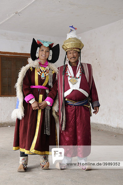 Ladakhi couple wearing traditional costumes  Leh  Ladakh  North India  Himalayas  Asia