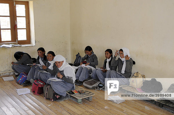 Schüler in Uniform im Klassenraum auf niedrigen Bänken  Phiyang  Ladakh  Indien  Himalaja  Asien