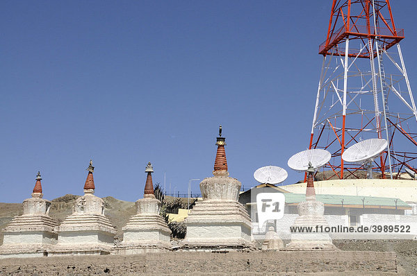 Buddhistische Chörten  tibetischer Kultbau  von Stok  mit Satellitenantennen der Radiostation von Ladakh  Nordindien  Himalaya  Asien