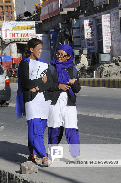 Schüler in Uniform auf dem Heimweg in Leh  Ladakh  Nordindien  Indien  Himalaja