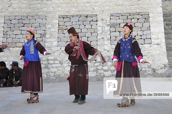 Traditional Ladakhi dance in front of the palace in Leh  Ladakh  Northern India  the Himalayas  Asia