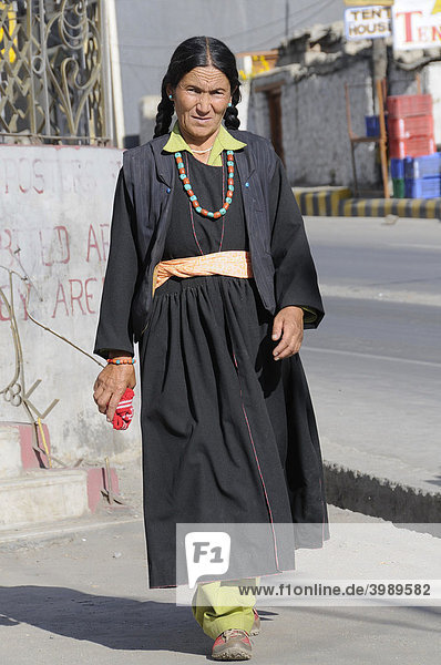 Ladakhi Frau in traditioneller Kleidung  Leh  Ladakh  Nordindien  Himalaja  Asien