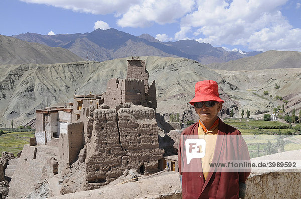 Buddhistischer Mönch vor der Burgruine Basgo und Kloster im Industal  Ladakh  Indien  Himalaja  Asien
