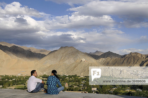 Ladakhis betrachten sich die Oase Leh mit Kloster Gonkhang und Burgruine auf dem Berg  Ladakh  Indien  Himalaja  Asien