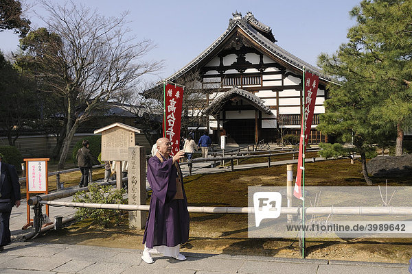 Buddhistischer Mönch vor dem Kodaiji Tempel  Higashiyama  Kyoto  Japan  Asien
