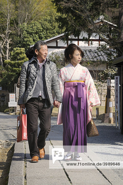 Mann mit Frau im Kimono und Hakama am Kodaiji Tempel  Higashiyama  Kyoto  Japan  Asien
