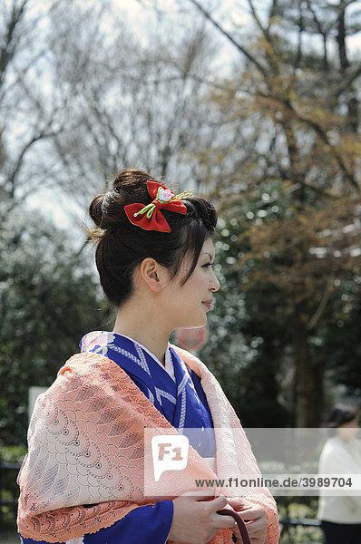 Jugendliche im Kimono in der Altstadt  Kyoto  Japan  Asien