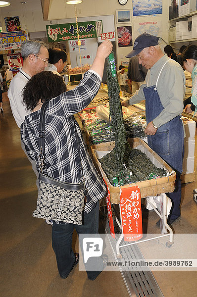 Norikauf  Meerestang für japanisches Essen  wird in einem großen Verkaufsmarkt für frische Meeresfrüchte direkt am Fischereihafen gekauft  Omaezaki  Präfektur Shizuoka  Japan  Asien