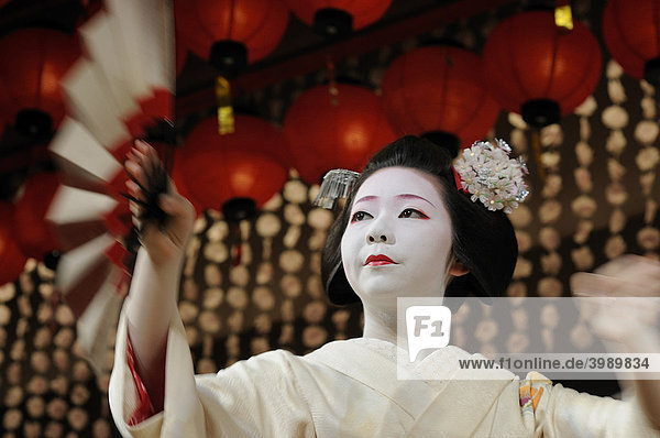 Miyako-Odori  Maikotänze von Geisha-Anwärterinnen im Frühjahr  Gion-Viertel  Kyoto  Japan  Asien
