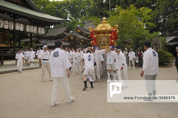 Matsuri  shrine festival  start of the procession from the Shinto shrine through the surrounding district  Imamiya Shrine  Kyoto  Japan  Asia
