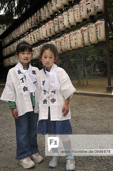 Matsuri  Schreinfest  Kinder die an der Prozession teilnehmen  Imamiya Schrein  Kyoto  Japan  Asien