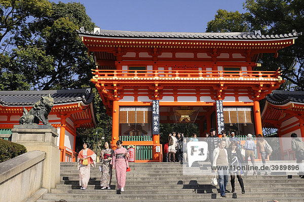 Eingang zum Maruyamapark mit Frauen im Kimono und einem Original in Samurai-Kleidung  Kyoto  Japan  Asien