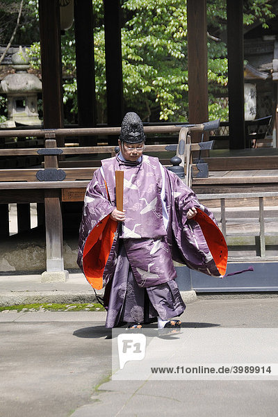 Shintoistischer Priester  Kaiserpalast  Kyoto  Japan  Asien